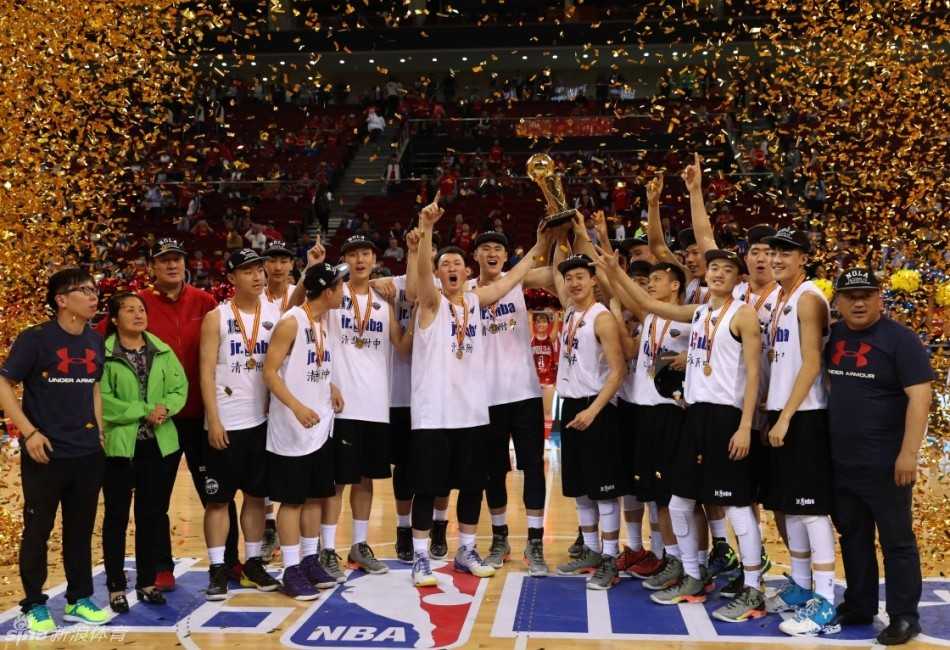 球场上风云突变，清华附中的白袍将士犹如利剑出鞘，持球队员在对手严密的人墙缝隙中强行突围，飞身上篮，这一刻，整个球馆的呼吸都随着他腾空的身影而静止。