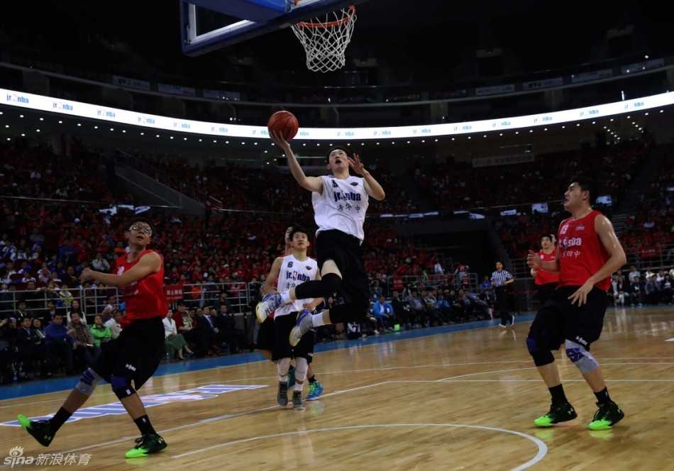 聚光灯下，年轻的MVP王孟轩从NBA球星理查德森手中接过奖杯，两人相视一笑，这一刻的荣耀不仅属于他个人，更属于整支铁血之师。