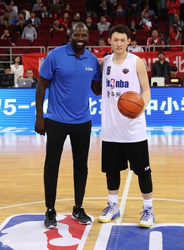 扣篮王理查德森亲临现场，他面带微笑地为小球迷送上亲笔签名，这份来自大洋彼岸的篮球传承，在这一刻化为了少年心中最炙热的篮球火种。