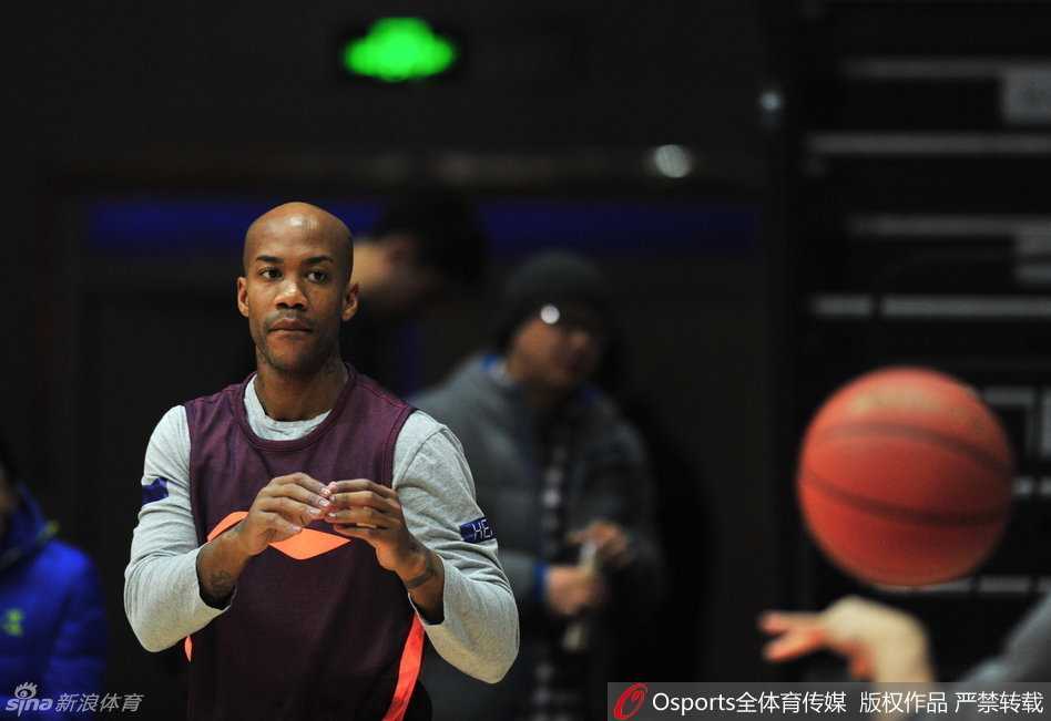 孙悦在训练中进行投篮练习，他脚踝上贴着醒目的肌肉胶贴，尽管有伤在身，但投篮动作依然舒展流畅，彰显带伤作战的决心。