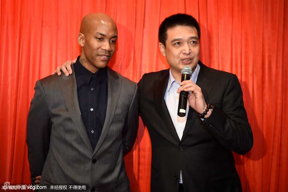 马布里与爱子小斯蒂芬同时出现在镜头前，老马一脸慈爱地看着儿子，而小斯蒂芬正专注地举着手机，想要拍下爸爸这充满荣耀的一刻，父子情深令人动容。