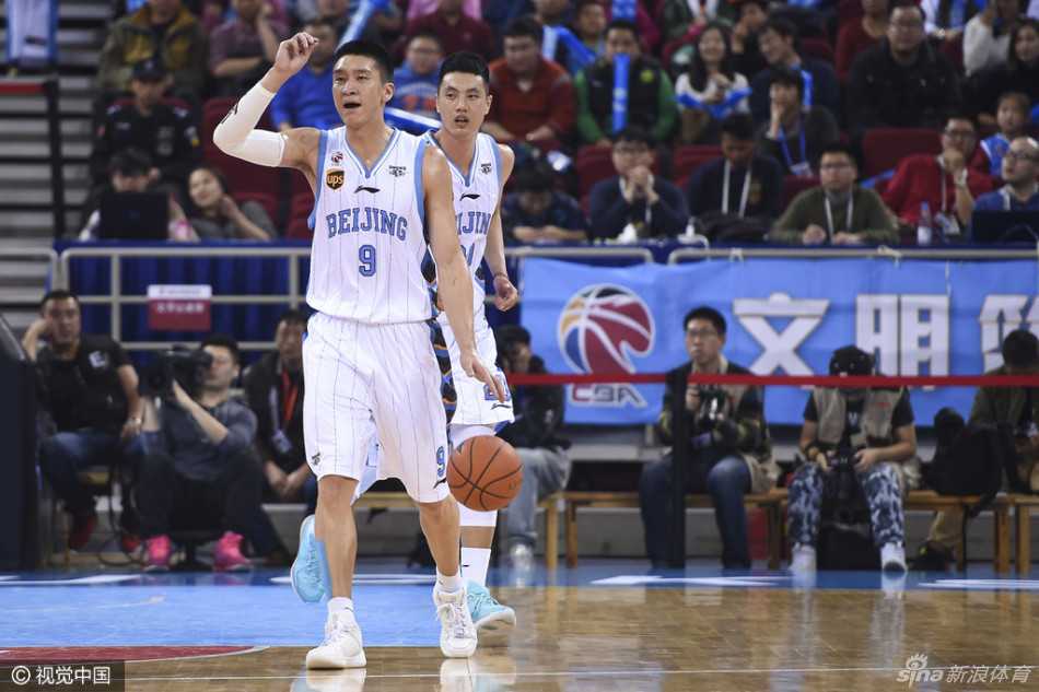 沃伦面对北京队的双人包夹，毫无惧色，运球重心压得极低，强行从人缝中挤过，身体在空中扭曲成一张弓，只为将球送向篮筐。