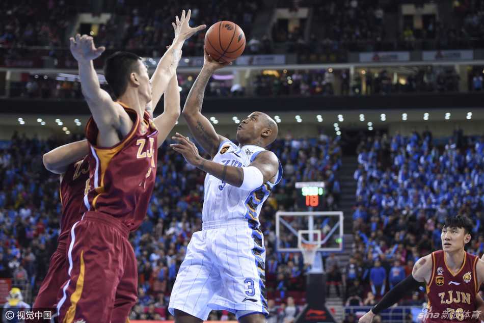 斯蒂芬·马布里在对手严密防守下，以一记标志性的低手上篮，皮球划出完美弧线，仿佛带着必胜的信念飞向篮筐。
