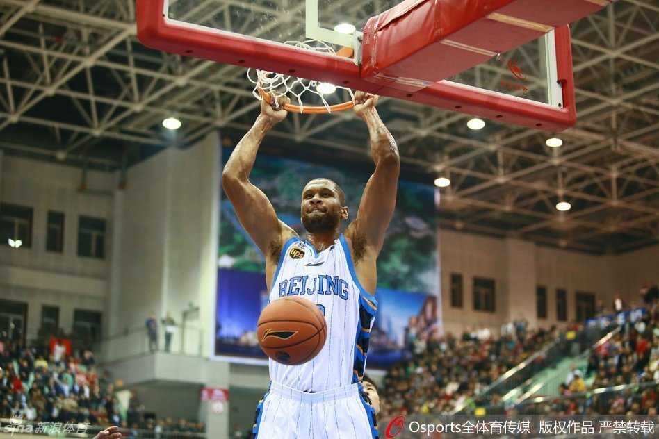 老将张庆鹏犹如一道白色闪电，坚定地持球加速推进，眼神中满是对胜利的渴望，率领球队掀起快打旋风。