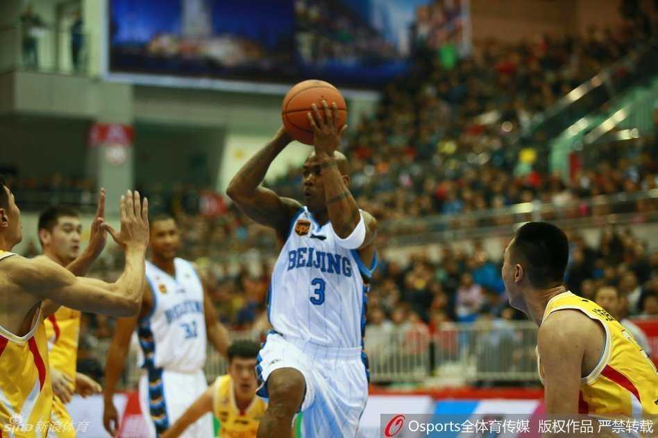 功勋外援马布里轻巧地运球突破，那标志性的节奏变化让防守者如同木桩，他正用万花筒般的技巧撕开对手的整条防线。