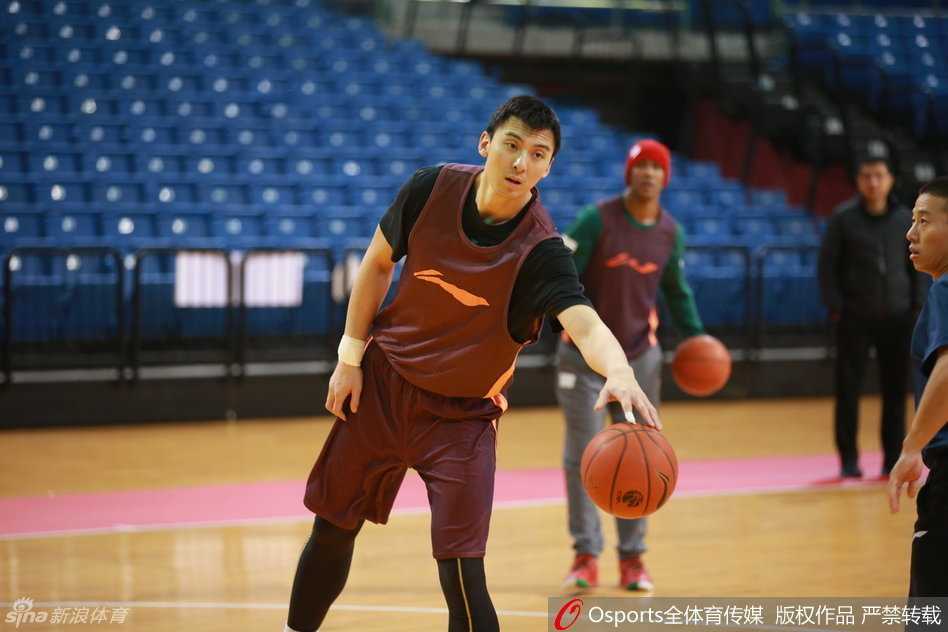 吉喆在青岛客场运球突破，眼神坚毅。作为球队的极品射手，他在那个赛季的三分命中率高达生涯新高的43%，是球队最依仗的国内火力点。