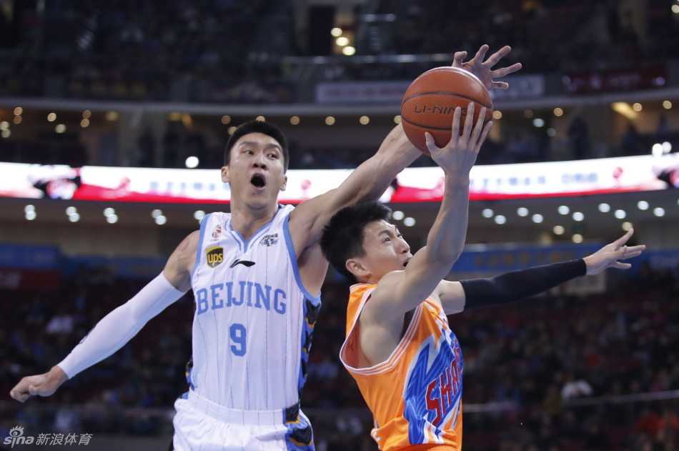 孙悦如同驾着筋斗云一般，从身后飞跃而起，用一记遮天蔽日的追身大帽，拒绝了刘晓宇势在必进的快攻上篮。