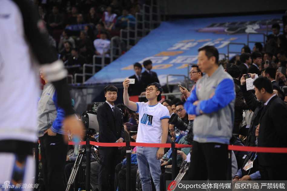 大鹏轻抚着‘煎饼鸭’毛茸茸的脑袋，一人一鸭头碰头，画面温馨又有趣，仿佛电影里的超级英雄在球场上找到了伙伴。