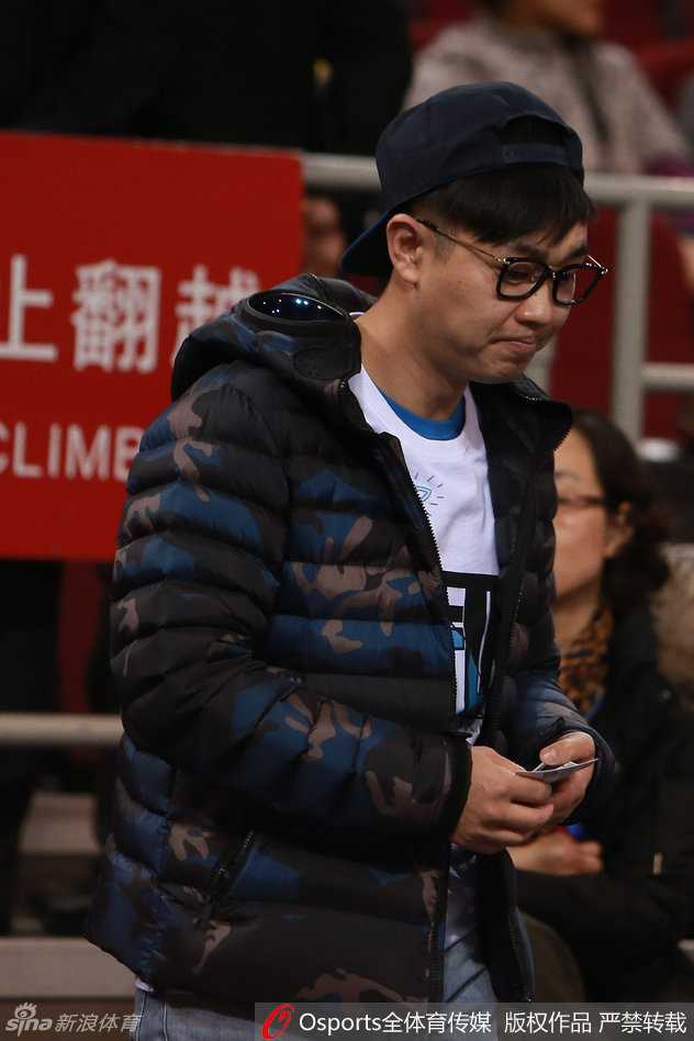 ‘煎饼鸭’殷勤地递上一件精心准备的球衣，大鹏双手接过，眼神里满是惊喜与珍惜，仿佛收到了一份无价的礼物。