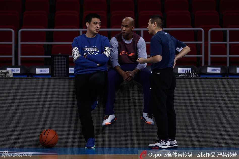 翟晓川侧耳倾听孙悦的战术分析，两位锋线核心的默契不仅在场上，更在日常的点滴交流中。