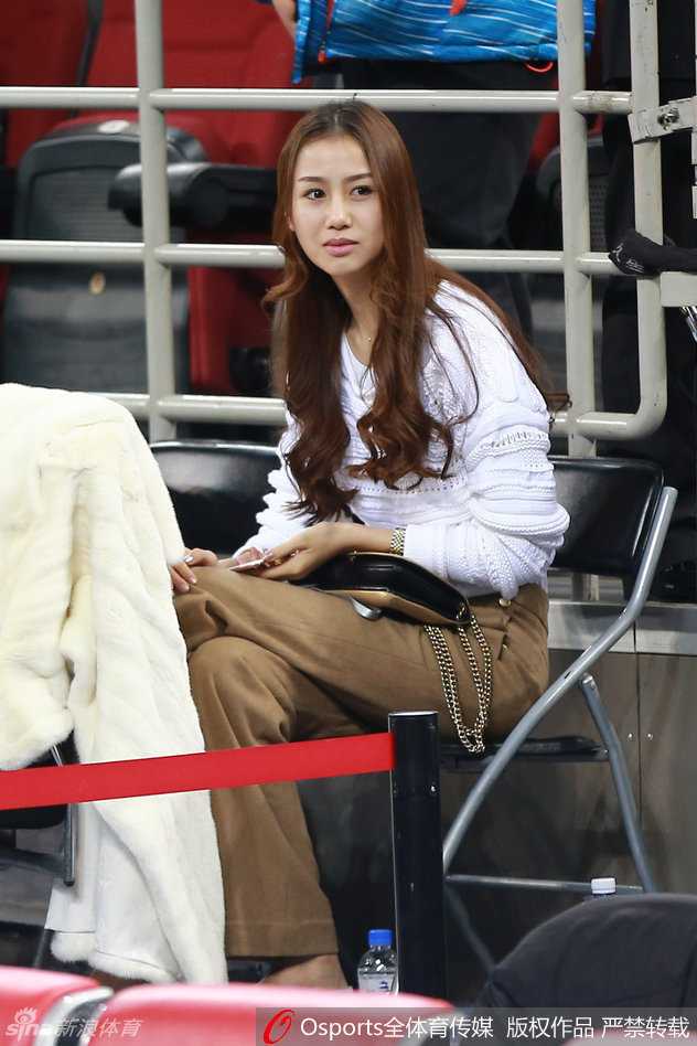身着一袭简约而不失优雅装扮的陈露，安静地坐在五棵松篮球馆的看台上，她那高挑的身形与出众的气质，在人群之中显得格外醒目，宛若一颗璀璨的明珠。