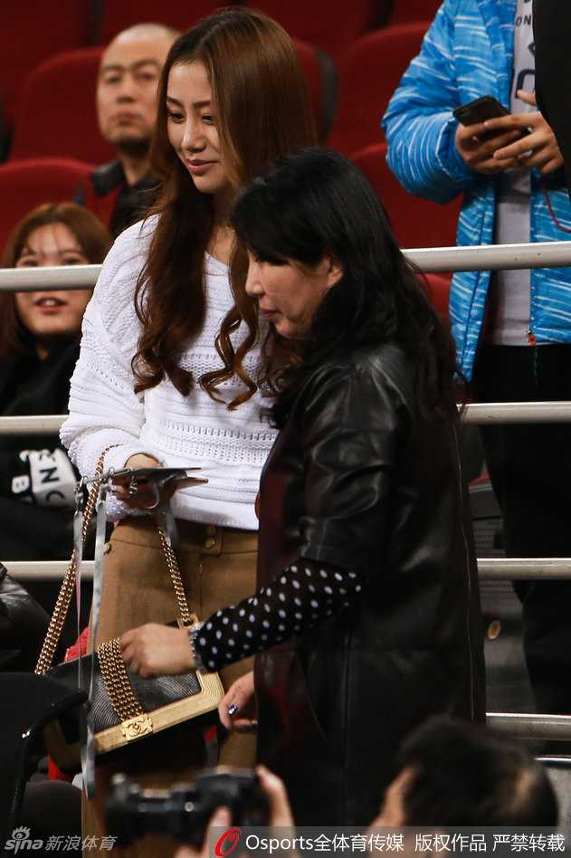 当比赛进入白热化阶段，陈露的神情也随之变得专注而凝重。她双手托腮，目光紧紧追随着球场上那个身穿北京队战袍的熟悉身影，仿佛要将自己所有的力量都通过眼神传递给正在奋勇拼杀的孙悦。