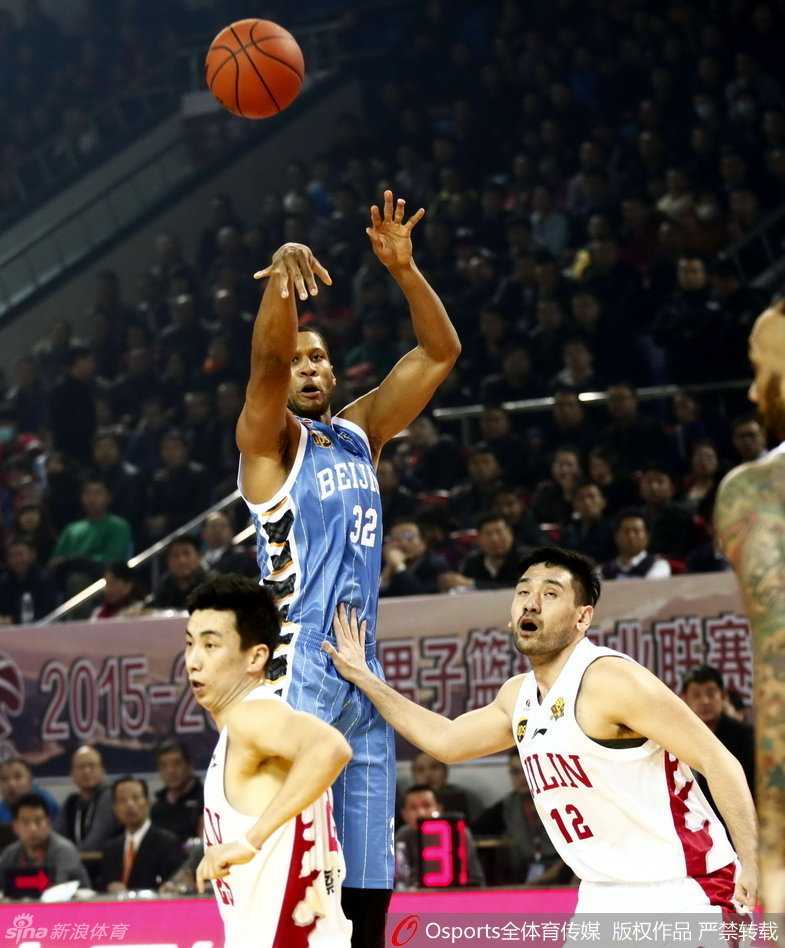 孙悦在快攻中如大鹏展翅般腾空而起，右手狠狠地将球砸进篮筐，身体在空中形成一道完美的弧线，整个球馆仿佛都因这记暴扣而瞬间安静。