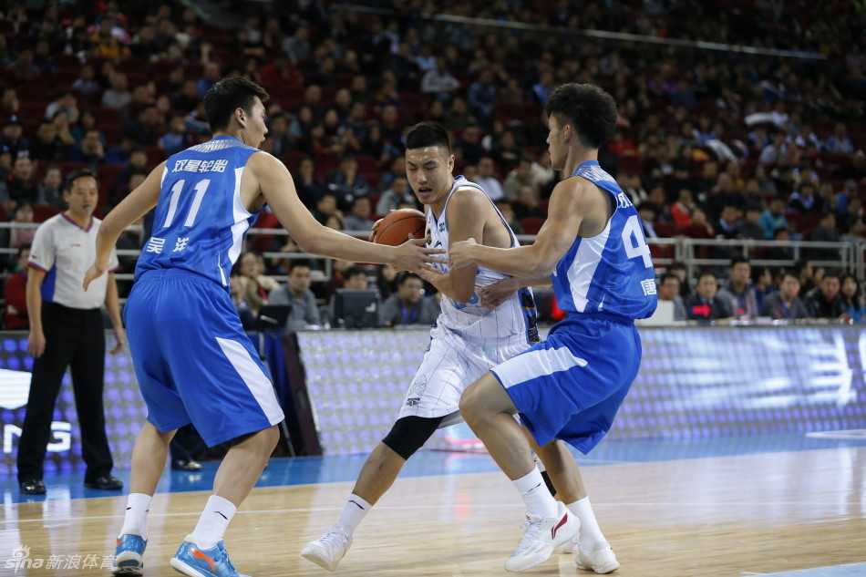 孙悦在防守端高高跃起，舒展的长臂完全封住了对手的投篮路线，无所畏惧地送上大帽。