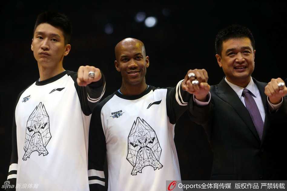 北京队核心外援马布里在比赛中运球突破，虽然身经百战，但面对新疆队的严密包夹，他依然拼尽全力，眼神中透露出不服输的斗志。