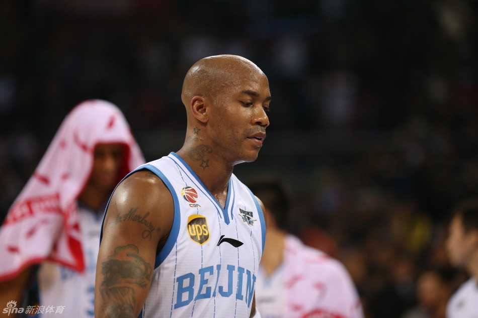 西热力江在关键时刻完成抢断后，握拳怒吼，他的决绝一击几乎粉碎了卫冕冠军的希望