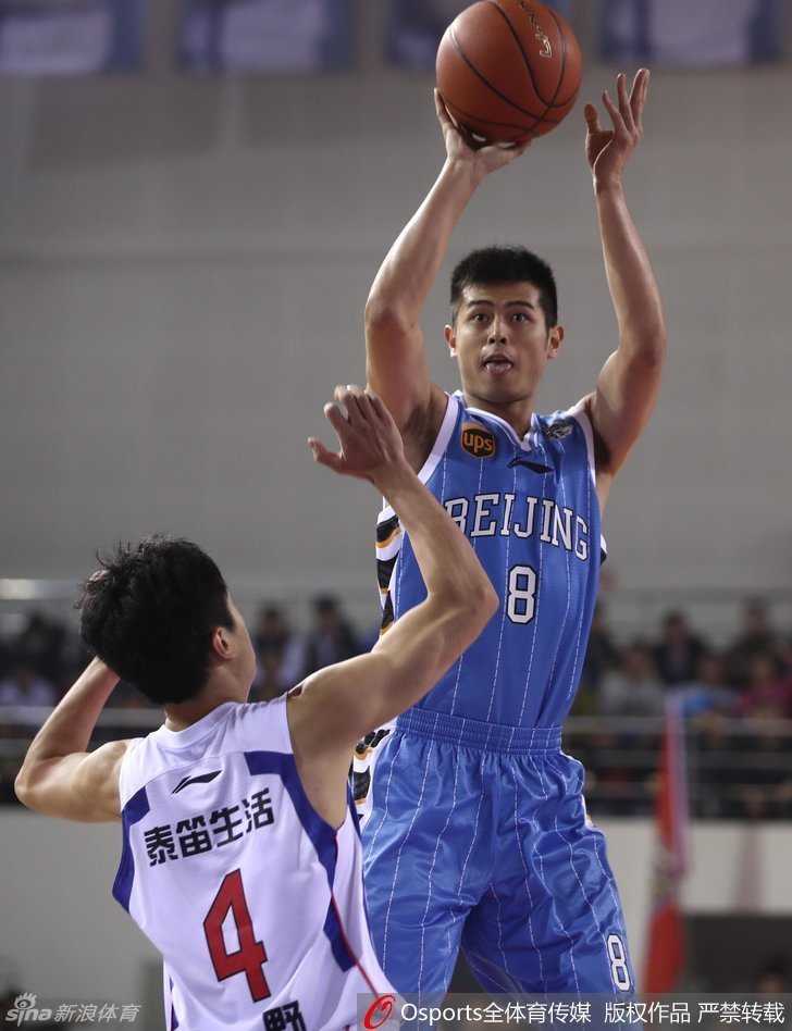 大圣孙悦犹如天降神兵,长臂舒展间完成关键抢断,随后持球一条龙直捣黄龙,眼神中透着睥睨天下的霸气,将攻防一体的统治力展露无遗。