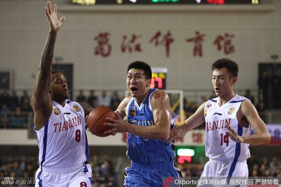 老马虽已年届不惑,却仍如猎豹般运球穿梭于防线之间,疾速启动的瞬间仿佛让时光倒流,尽显 NBA 全明星级别的掌控力,是球队当之无愧的魂。