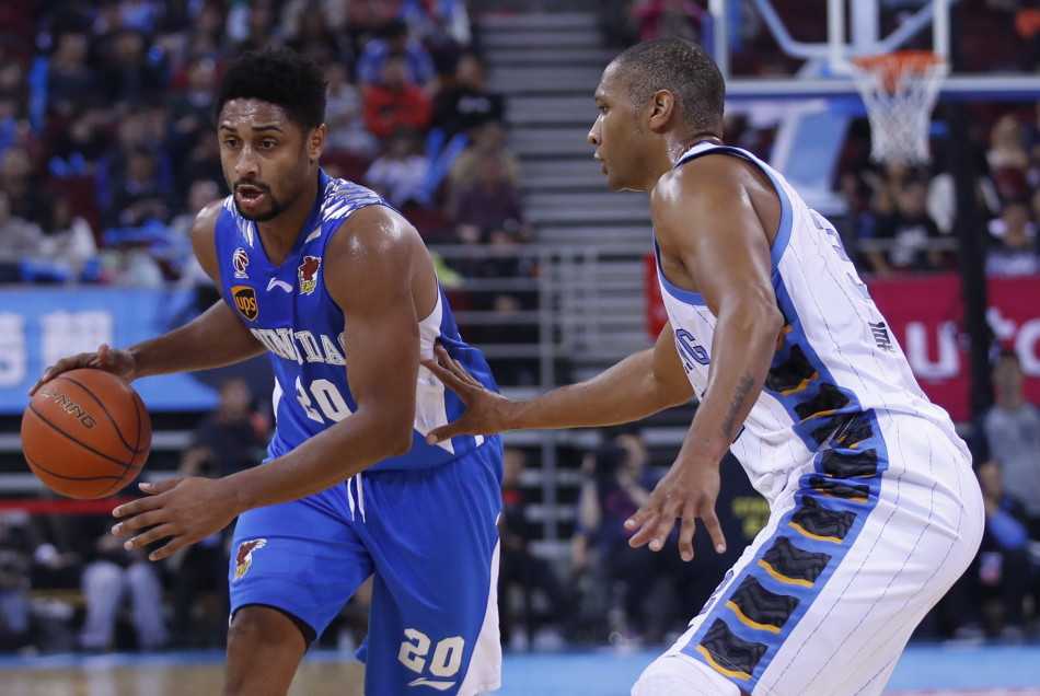 在肌肉林立的篮下，马布里毫无惧色地强起上篮，这是关于信念与地盘的争斗。