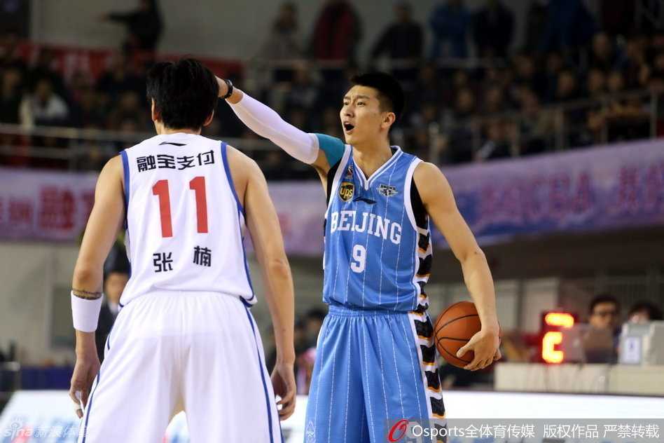 大圣孙悦在比赛中表情夸张地向裁判表达不满，双臂张开，脸上写满了震惊与不可思议，仿佛在说这球怎么能这么吹。