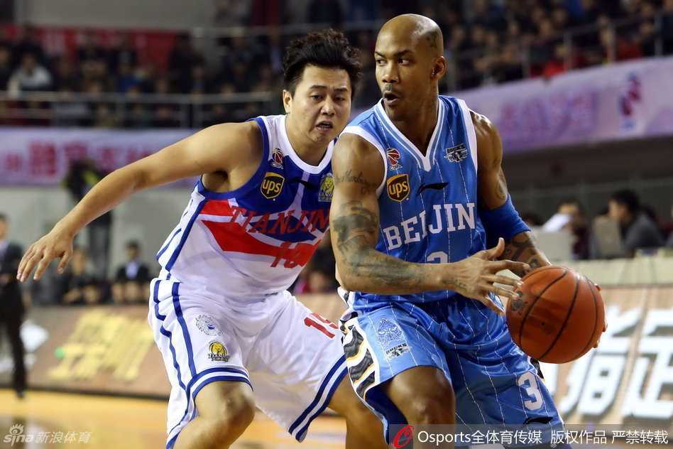 莫里斯在拼抢中失去重心摔倒在地，但他仍然单手撑地试图迅速起身回防，脸上写满了不甘。