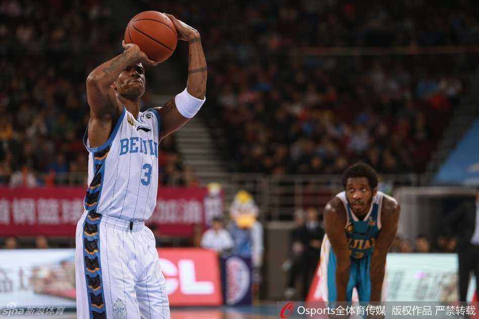 方硕目光如炬，紧贴防守悍将赵泰隆，肌肉碰撞的瞬间仿佛能让观众听到防守的呐喊声。