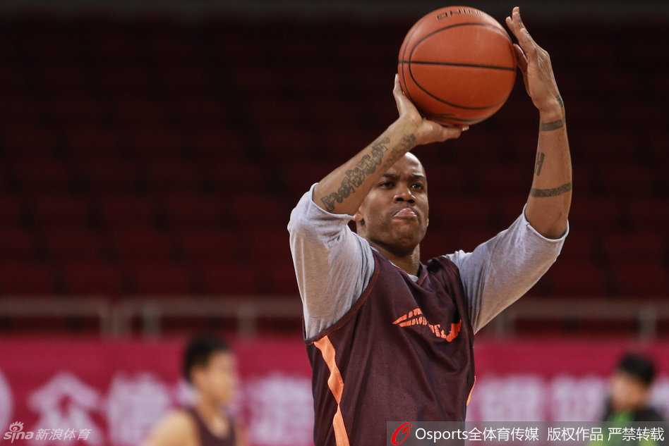 39岁的马布里坐在场边，双腿浸入冰桶中，双眼微闭，神情安详，仿佛在喧嚣的场馆中构建起了属于自己的宁静世界，为即将到来的恶战积蓄最后一丝能量。