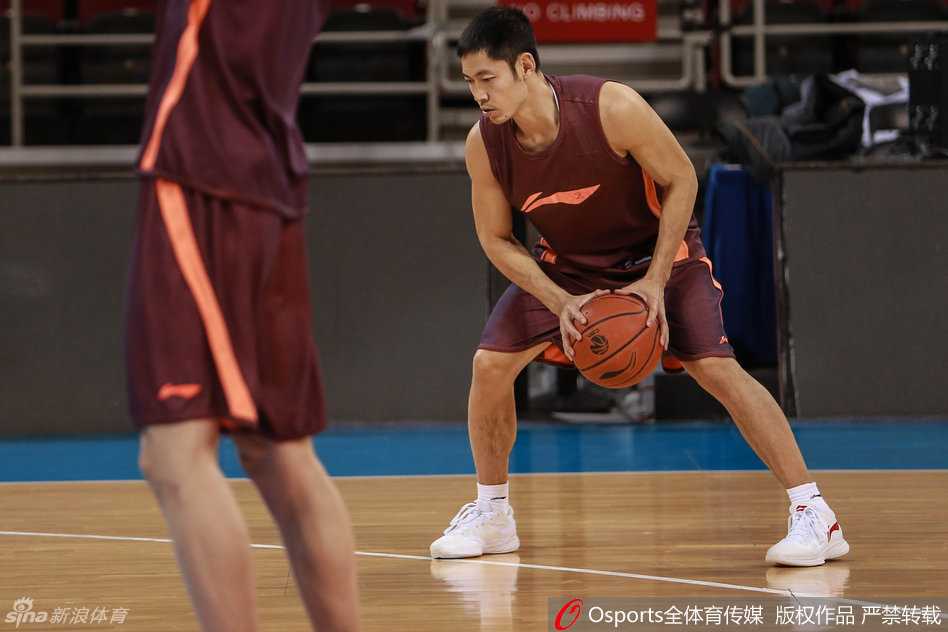 张松涛在训练间隙放松心情，将手中的篮球高高抛起旋转，略显笨拙的动作引得场边队友一阵欢笑，为紧张的备战气氛带来了一丝难得的轻松。