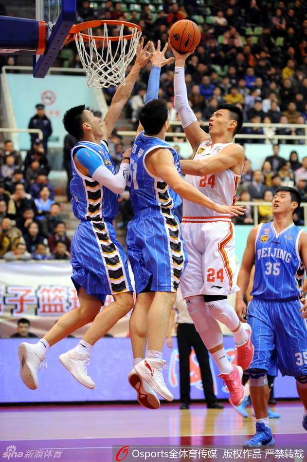 莫里斯在篮下面露焦急，与对手激烈卡位，身体对抗中展现出必胜的决心。