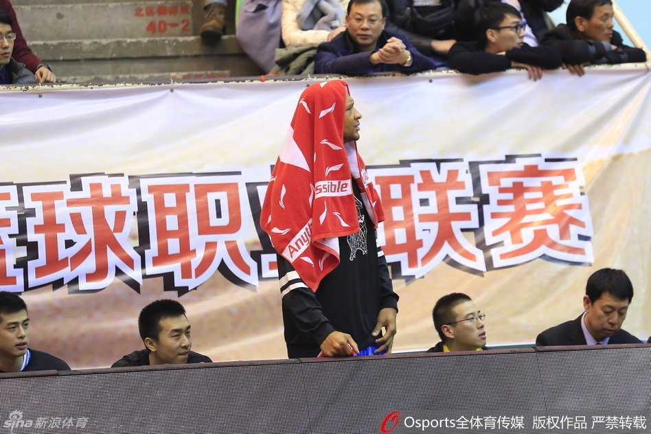 翟晓川高高跃起争抢篮板，凭借出色的弹跳和意识为北京队拼下宝贵的球权。