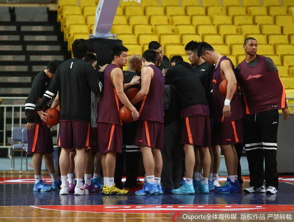 在北京首钢队的公开训练课上，核心外援马布里被主帅特许在场边休息，他身穿黑色训练服，神情专注地观察着队友们在场上的一举一动，为即将到来的硬仗储备能量。