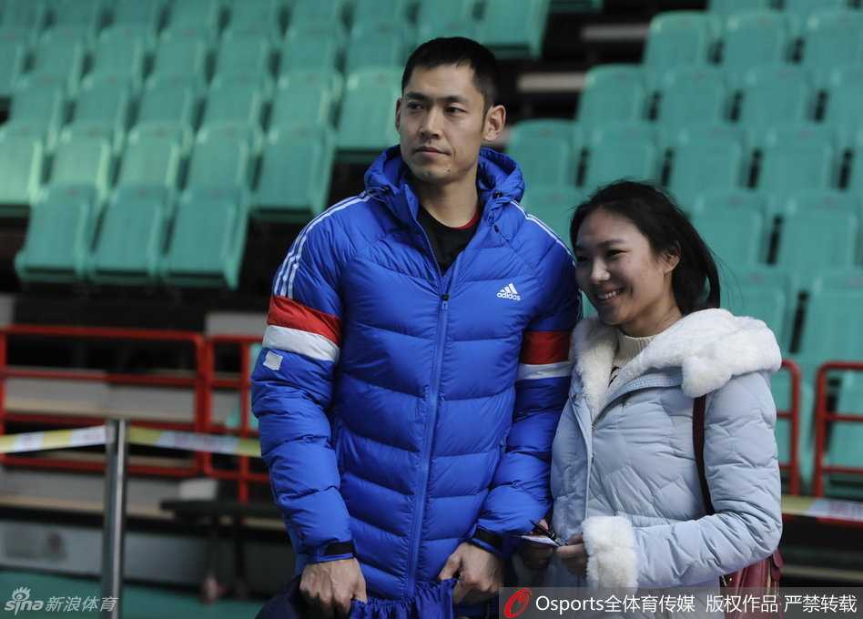 张庆鹏在训练中露出结实的上肢肌肉线条，汗水浸湿衣衫，脸上写满坚毅与专注，绰号张三疯的他随时准备上场发力