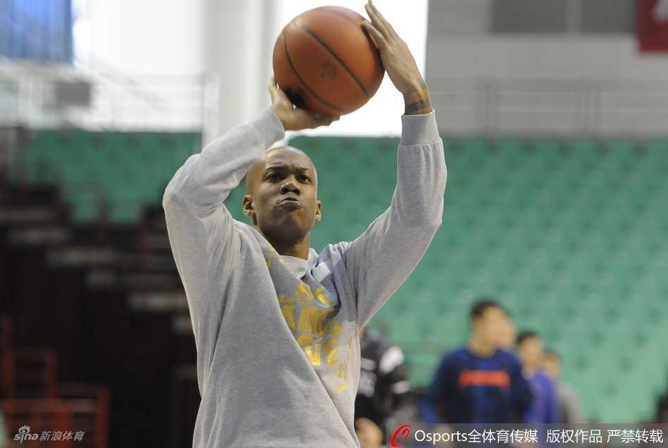 老将张庆鹏、孙悦与翟晓川、朱彦西、张松涛围成一圈，在助教的指导下进行定点投篮练习，兄弟们有说有笑，气氛融洽。