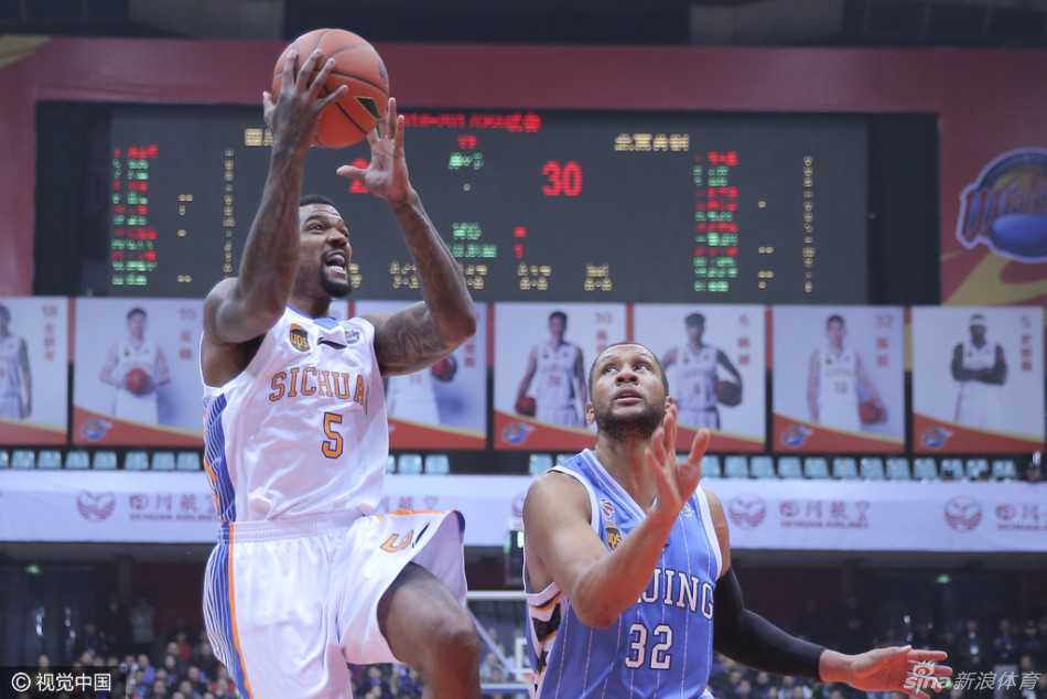 京城铁军鏖战蜀地,英雄泪洒赛场 翟晓川痛苦倒地,双手紧捂脚踝,剧烈的疼痛让他眉头紧锁。队友们迅速围拢,关切地查看他的伤情,场边担架已准备就绪。