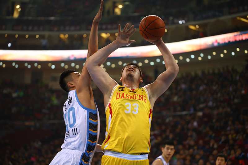 翟晓川飞身补防，用一次积极的盖帽弥补了防守空隙，他的活力与拼劲是北京队防守端不可或缺的尖刀。