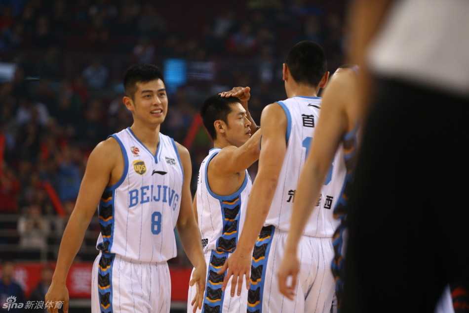 朱彦西张开双臂准备防守，眼神专注地盯着持球人，他的长臂像是一道屏障，随时准备干扰对手的投篮或传球路线。