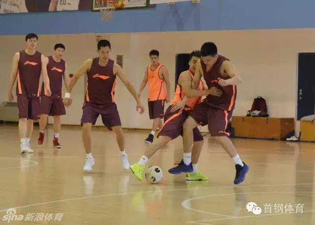 训练场边的角落里，朱彦西双手紧紧扶着双拐，每一次尝试将受伤的右脚踩向地面，眉头都会微微皱起，但那眼神中却燃烧着不屈的火焰。