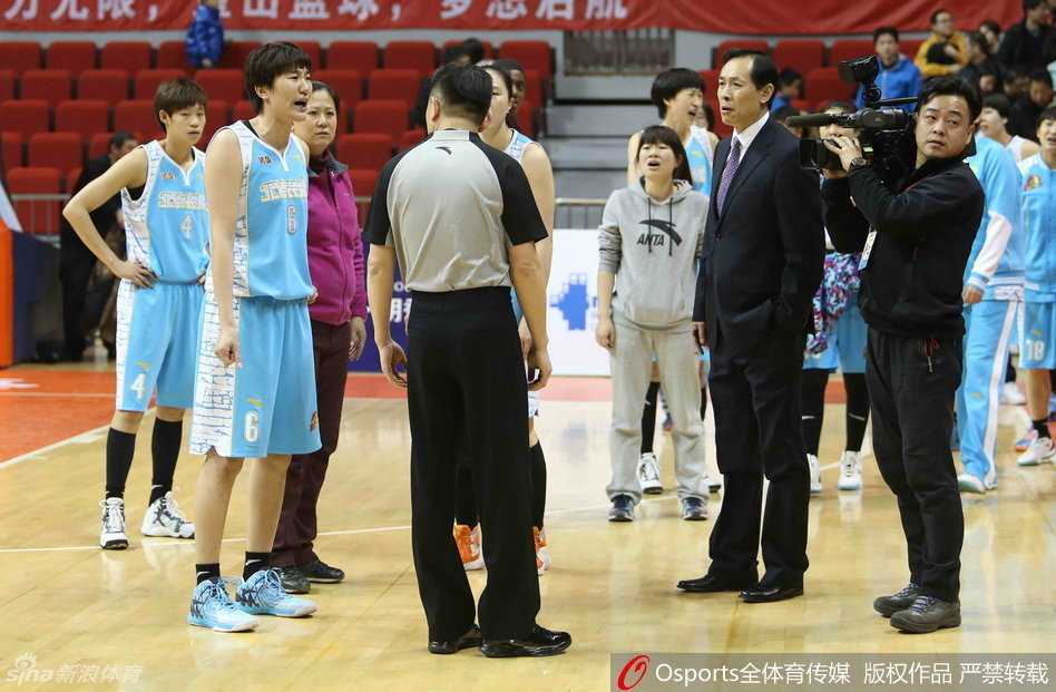 北京队教练组与技术台情绪激动地交涉，对当值裁判的几次判罚表达强烈不满，场面一度十分紧张。