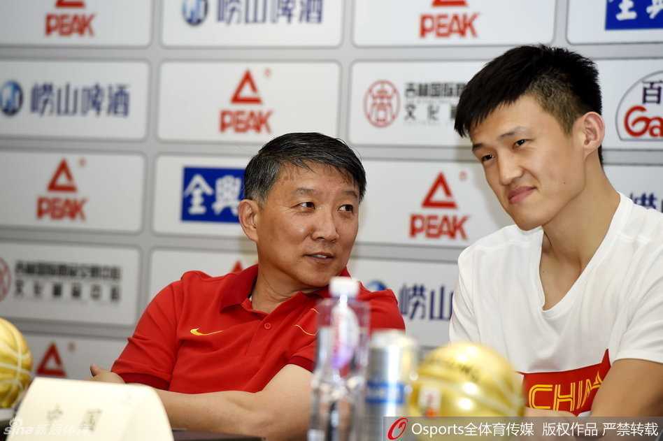 发布会现场，主帅宫鲁鸣与队长周鹏并肩而坐，面对媒体镜头，两人神情专注，展现了中国男篮将帅一心、严阵以待的备战状态。