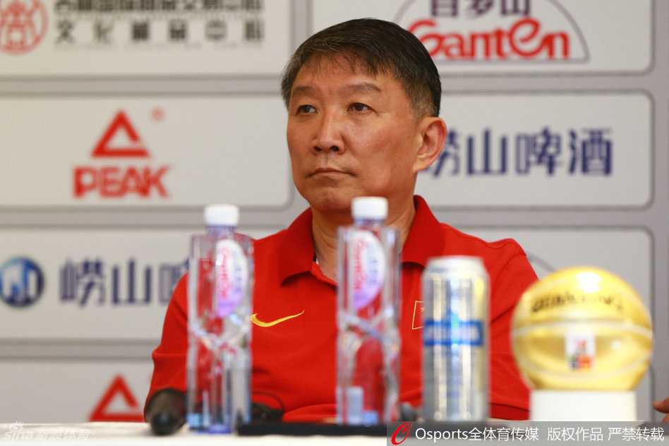 镜头捕捉到宫鲁鸣指导的侧脸线条，他正侧身与队员交流，坚毅的轮廓下是对细节的一丝不苟和对弟子的殷切期望。