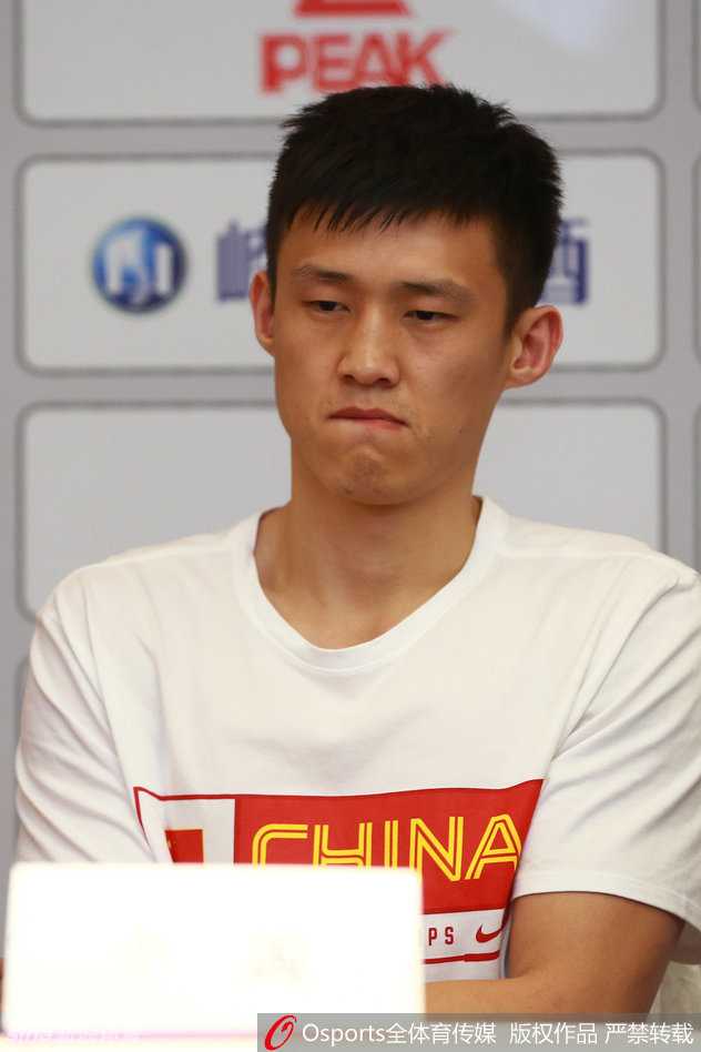 队长周鹏抵达发布会现场，一身休闲装扮难掩其沉稳气场，步伐坚定地走向这个见证他十年成长的熟悉舞台。