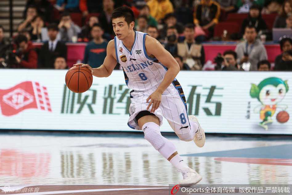 四川老将孟达经验老道，侧身顶防试图突破的方硕，双手张开筑起铜墙铁壁，诠释着防守的艺术。