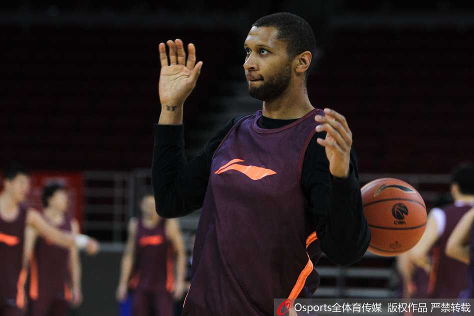 孙悦在场边休息时被队友逗乐，吐着舌头模仿大师兄，搞怪表情萌翻全场。