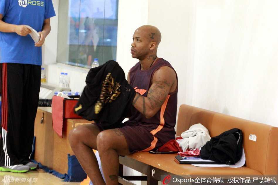 球队灵魂斯蒂芬·马布里并未穿上球衣参与对抗，而是身着便装在场边聚精会神地观看队友们的训练，他的眼神中充满了对细节的苛求和对比赛的渴望，仿佛一位战场上的将军在检阅他的士兵。