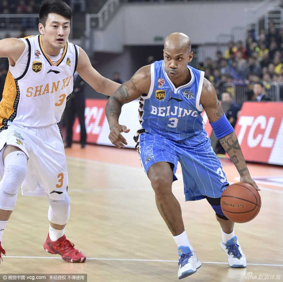 裁判的哨声刚刚响起，双方球员为了争夺球权瞬间纠缠在一起，肌肉碰撞，人仰马翻，地板上躺满了拼尽全力的球员。