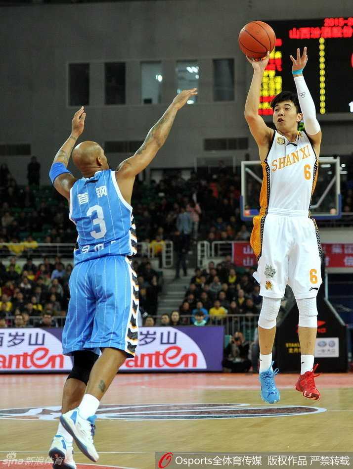 方硕在防守球员的指尖干扰下，依然保持着优雅的上篮姿势，身体在空中微微漂移，将球稳稳送入篮筐。
