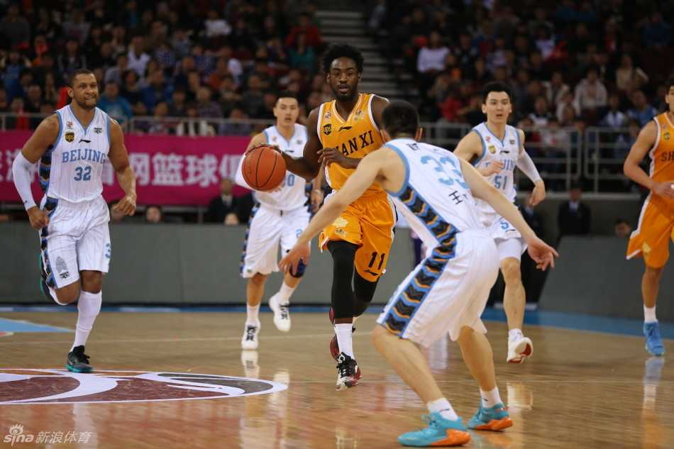 富兰克林高高跃起，在空中转身寻觅队友，他在重围之中依然试图用传球肢解对手。