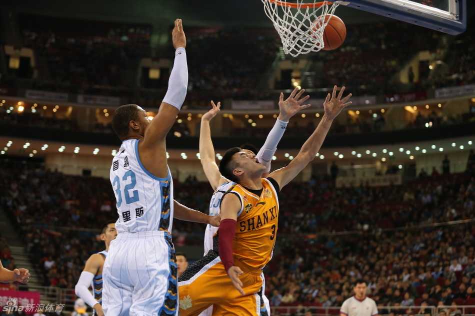 富兰克林犹如球场精灵，在突破中送出背后诡异妙传，防守球员全然被蒙在鼓里。