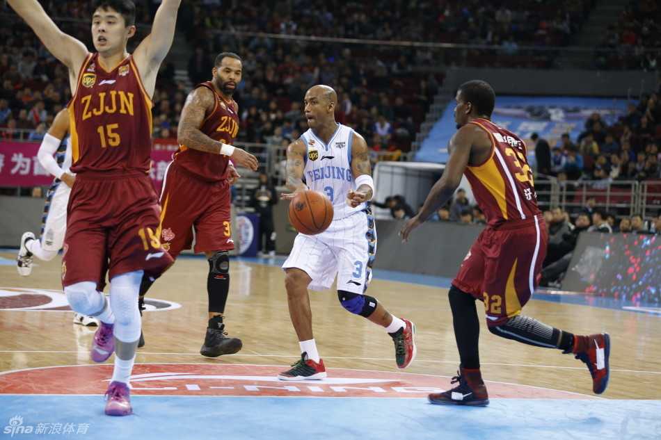 莫里斯招牌跳投稳稳命中，他的“杀手锏”再次生效，令对手的防线徒呼奈何。