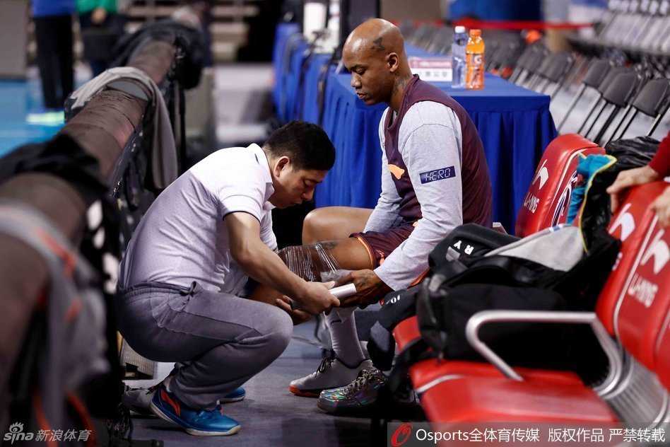 赤裸上身的马布里坐在场边若有所思，静如处子的外表下，藏着一颗渴望胜利的冠军之心。